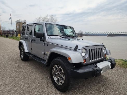 Used 2013 Jeep Wrangler Unlimited Sahara w/ Dual Top Group AWD/4WD image 7