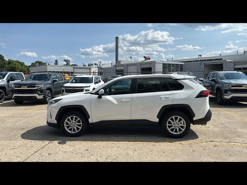 Used 2022 Toyota RAV4 LE w/ Carpet Mat Package (TMS) image 3