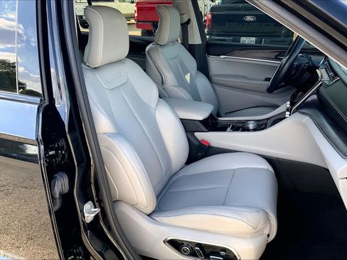 Used 2021 Jeep Grand Cherokee L Overland w/ Luxury Tech Group IV RWD image 17