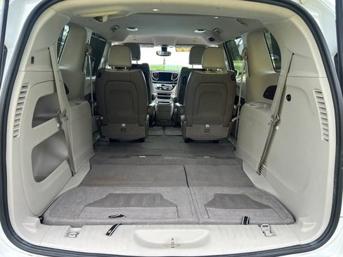 Used 2018 Chrysler Pacifica Touring-L Plus w/ Tire & Wheel Group FWD image 6