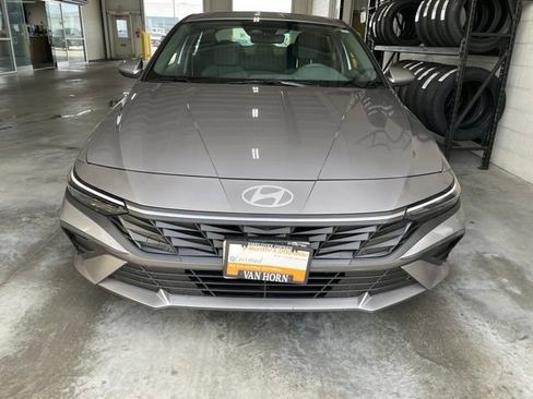 Used 2025 Hyundai Elantra SE FWD image 2