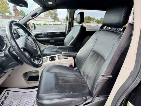 Used 2017 Dodge Grand Caravan SXT image 25