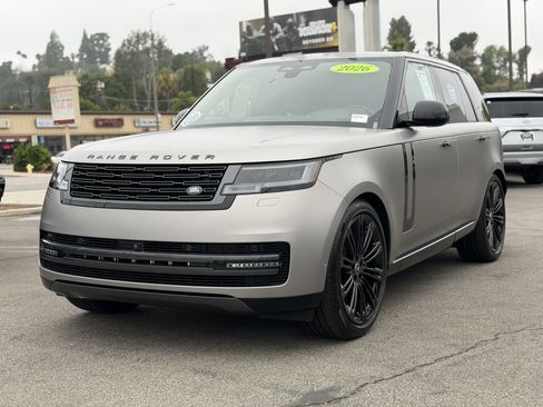 Used 2025 Land Rover Range Rover SE AWD/4WD image 3
