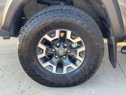 Used 2022 Toyota Tacoma TRD Off-Road image 21