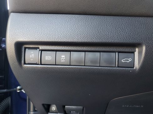 Used 2023 Toyota Venza LE image 28