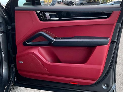 Used 2019 Porsche Cayenne image 25