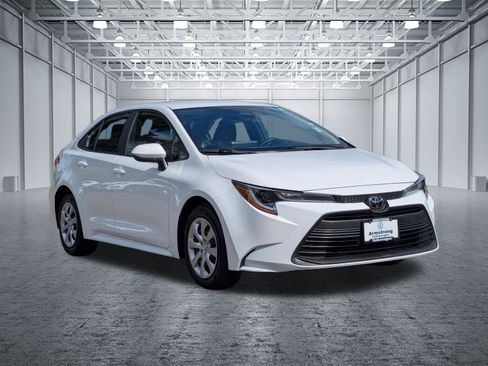 Used 2025 Toyota Corolla LE FWD image 7
