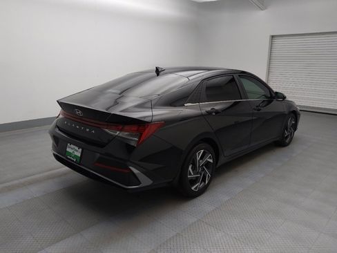 Used 2024 Hyundai Elantra SEL w/ Convenience Package image 9