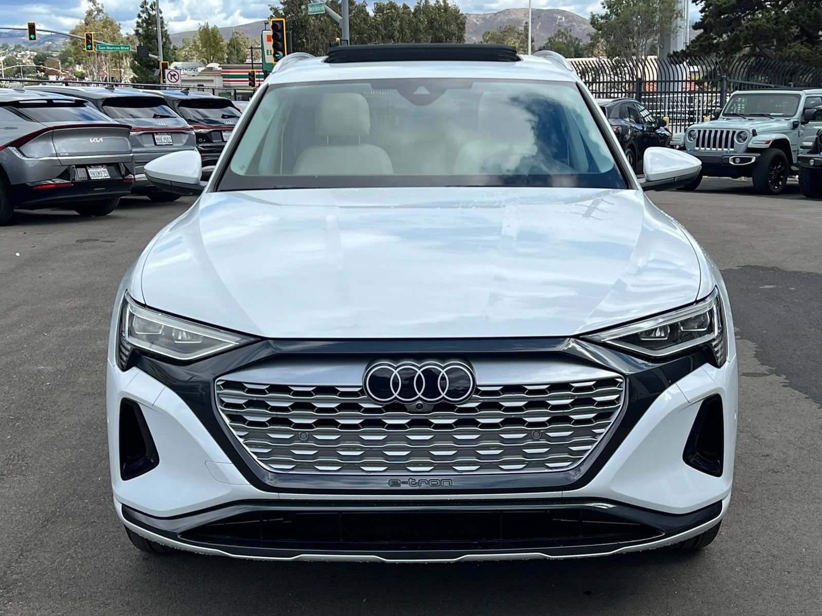Used 2024 Audi Q8 e-tron Premium Plus AWD/4WD image 2