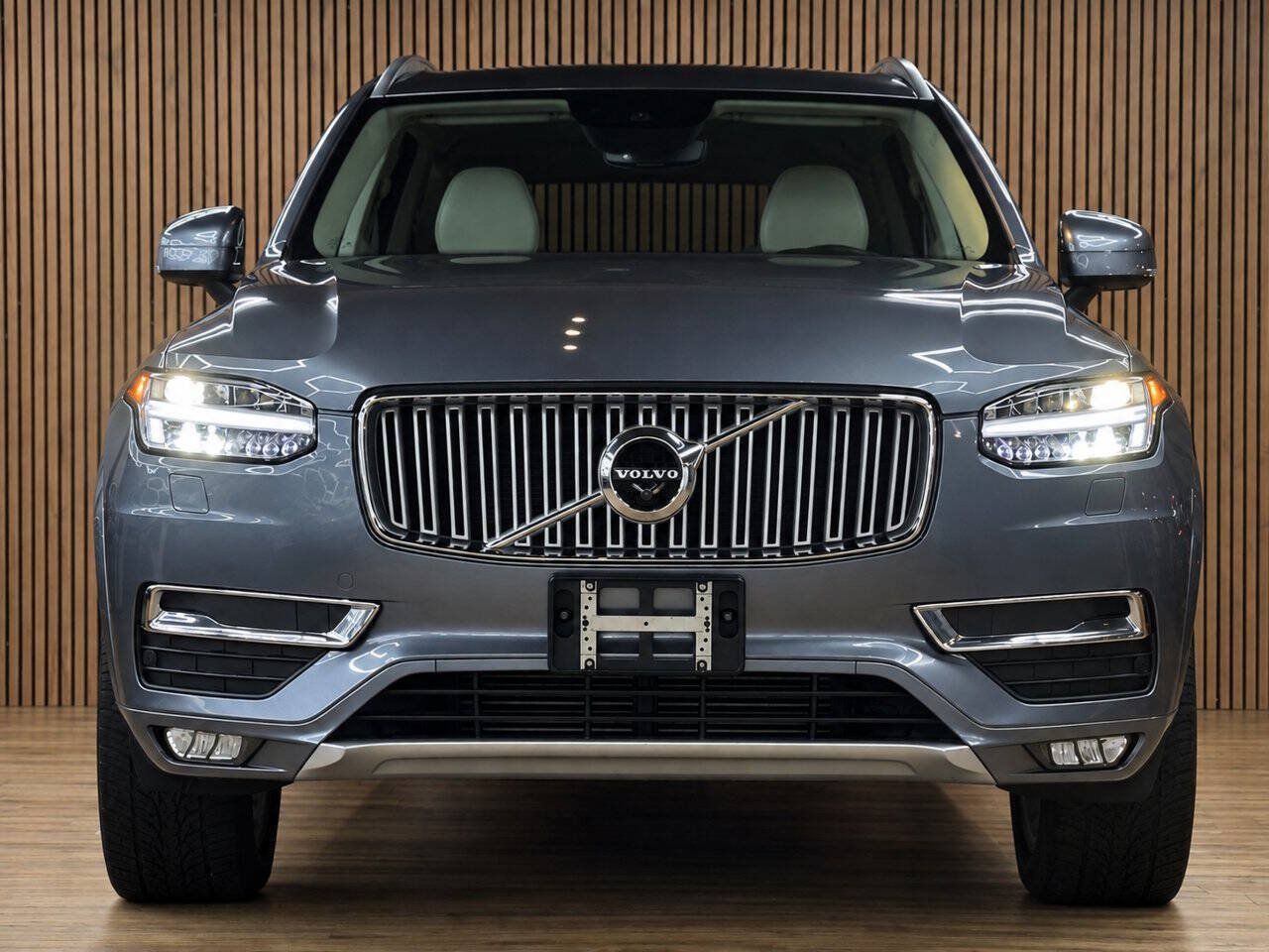 Used 2016 Volvo XC90 T6 Inscription w/ Vision Package AWD/4WD image 2