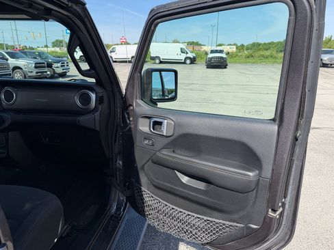 Used 2019 Jeep Wrangler Unlimited Sahara AWD/4WD image 11