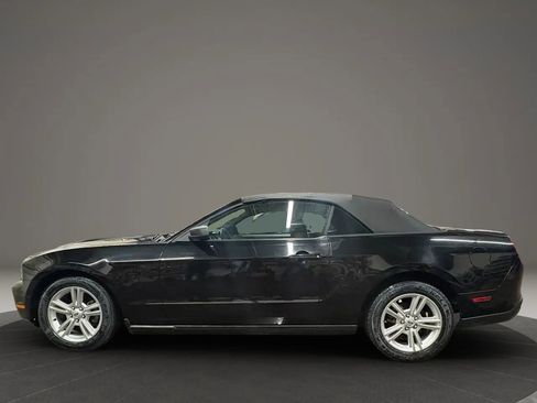 Used 2010 Ford Mustang Convertible image 7