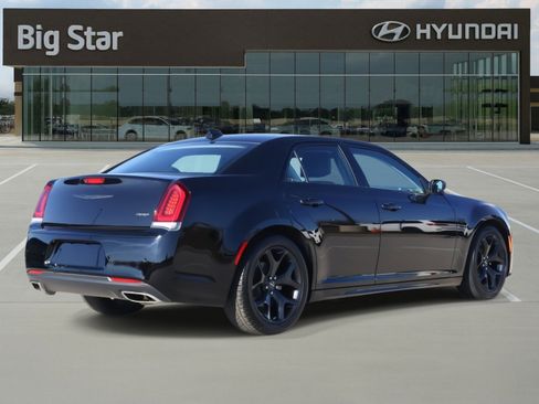 Used 2022 Chrysler 300 Touring L image 4