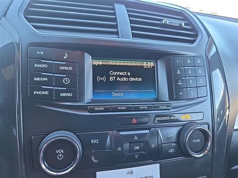 Used 2019 Ford Explorer XLT image 13