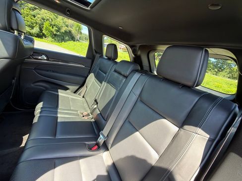 Used 2019 Jeep Grand Cherokee Overland AWD/4WD image 18