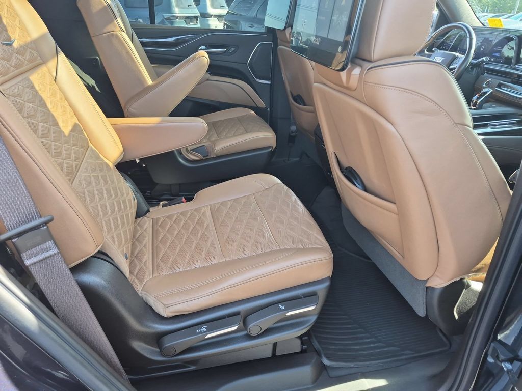 Used 2021 Cadillac Escalade Premium Luxury AWD/4WD image 34