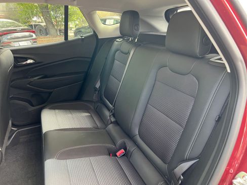 Used 2025 Chevrolet Trax LT image 35