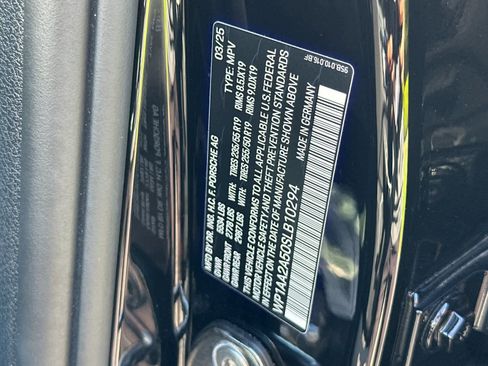 Certified 2025 Porsche Macan AWD/4WD image 32