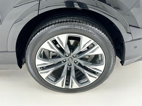 Used 2025 Audi Q8 Premium Plus image 33