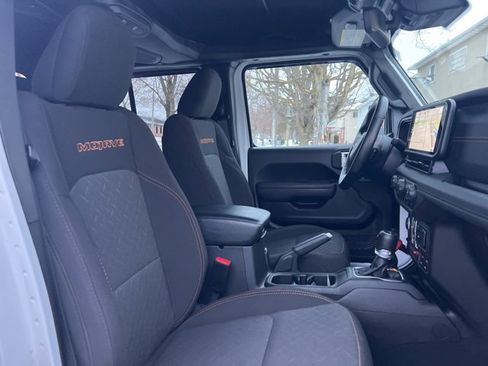 Used 2024 Jeep Gladiator Mojave w/ Technology Group image 28