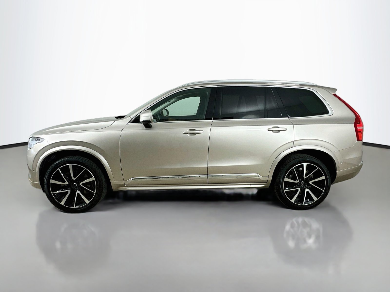 Used 2025 Volvo XC90 B6 Plus w/ Protection Package Premier AWD/4WD image 8
