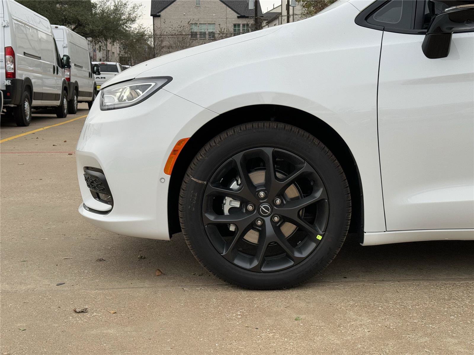 New 2026 Chrysler Pacifica Select w/ S Appearance Package FWD image 9