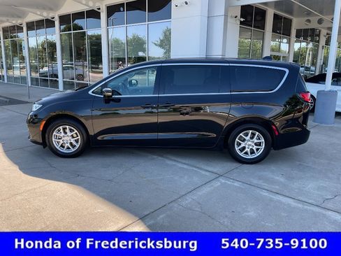 Used 2024 Chrysler Pacifica Touring-L FWD image 3