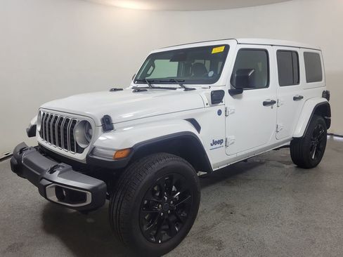 Used 2025 Jeep Wrangler Unlimited Sahara w/ Safety Group image 3