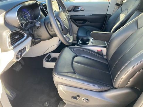 Used 2024 Chrysler Pacifica Touring-L image 10
