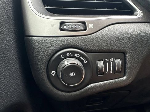 Used 2019 Jeep Cherokee Latitude Plus FWD image 15