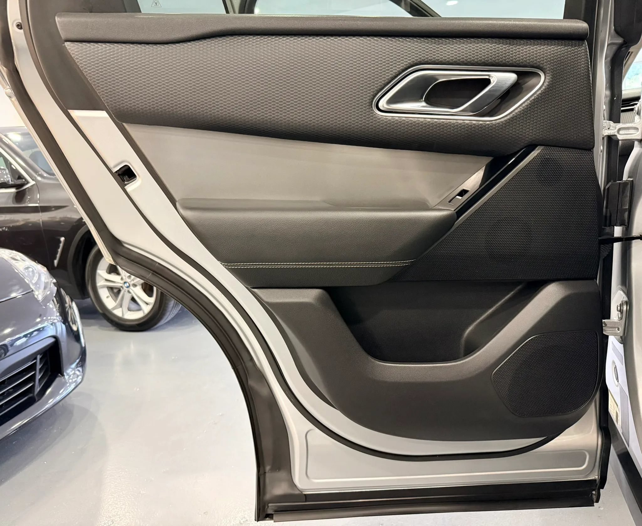 Used 2019 Land Rover Range Rover Velar S AWD/4WD image 39