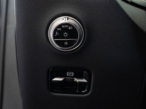 Used 2025 Mercedes-Benz GLC 300 4MATIC image 41