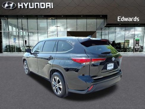 Used 2021 Toyota Highlander XLE AWD/4WD image 9