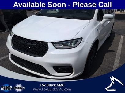Used 2022 Chrysler Pacifica Limited w/ Uconnect Theater Family Group