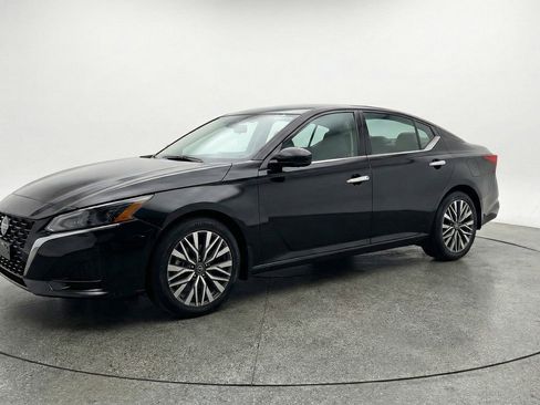 Used 2025 Nissan Altima 2.5 SV FWD image 3