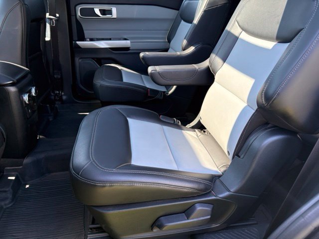 Used 2022 Ford Explorer XLT w/ XLT Sport Appearance Package AWD/4WD image 12