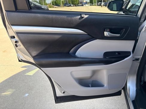 Used 2018 Toyota Highlander XLE AWD/4WD image 19