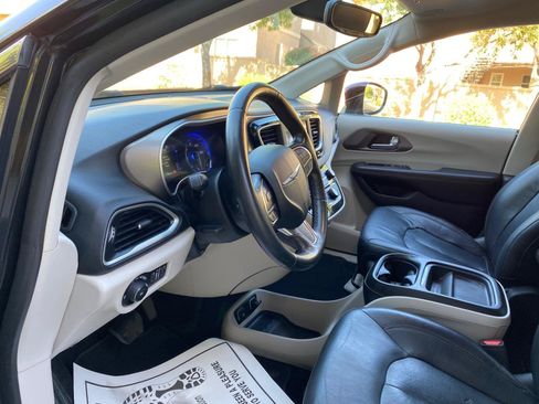 Used 2020 Chrysler Pacifica Touring-L FWD image 33