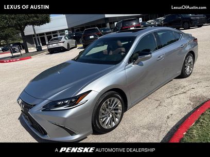 Used 2022 Lexus ES 300h Ultra Luxury w/ Accessory Package 2