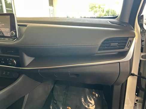 Used 2024 Nissan Rogue S FWD image 21