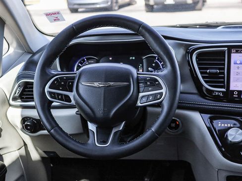 Used 2024 Chrysler Pacifica Limited FWD image 14