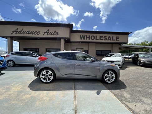 Used 2017 Hyundai Veloster Value Edition image 1