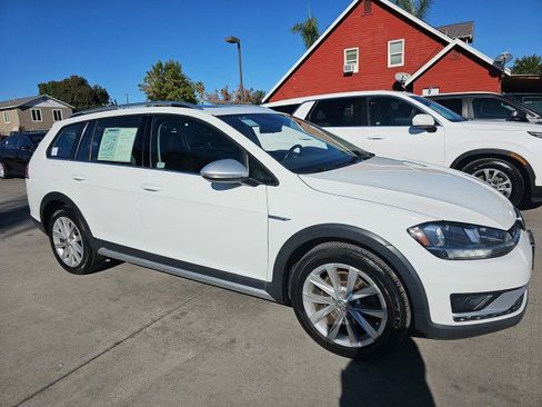Used 2018 Volkswagen Golf Alltrack SEL image 2