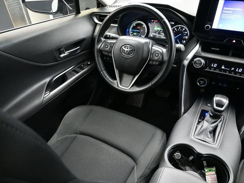 Used 2024 Toyota Venza LE AWD/4WD image 24