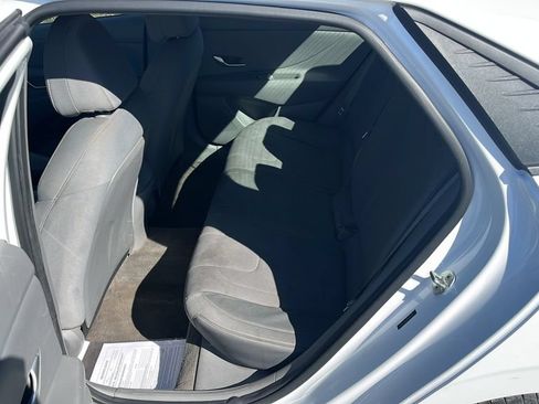 Used 2022 Hyundai Elantra SE w/ Preferred Accessory Package FWD image 12