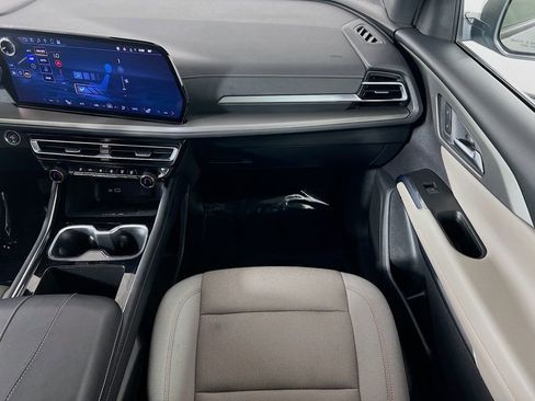 Used 2025 Chevrolet Traverse LT image 23