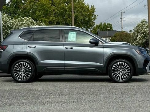 Used 2025 Volkswagen Taos SE FWD image 3