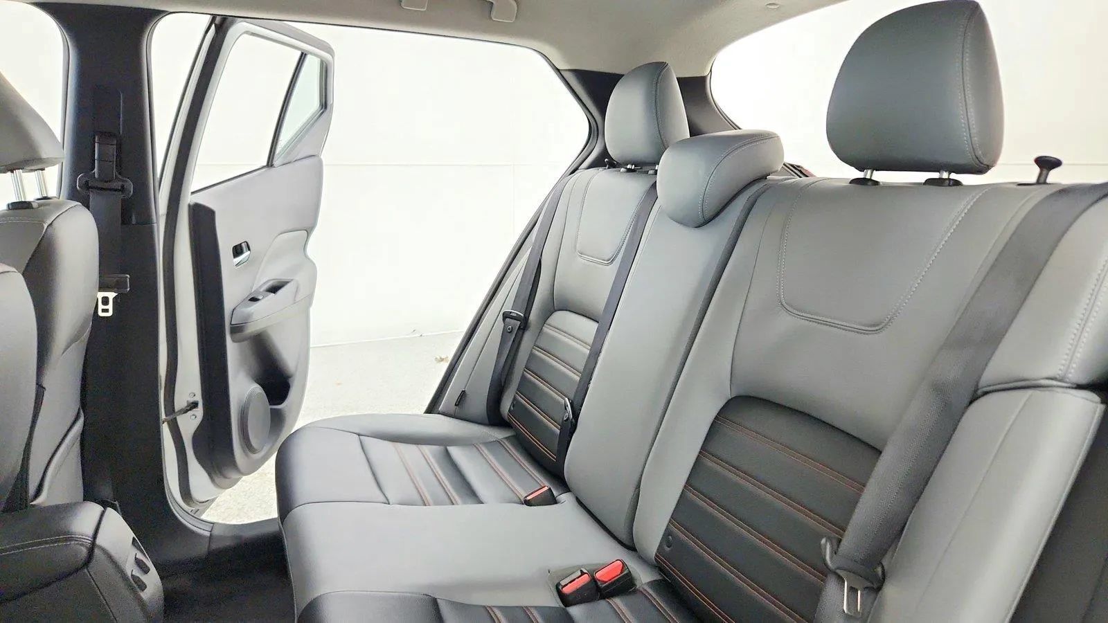 Used 2024 Nissan Kicks SR w/ SR Premium Package FWD image 23