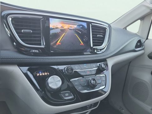 Certified 2019 Chrysler Pacifica Limited image 34