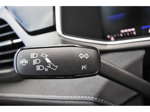 Certified 2025 Volkswagen Taos SE FWD image 17